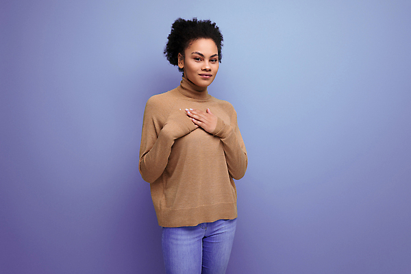 포토 JPG 해외이미지 모델 라이프스타일 헤어스타일 여자 행복 얼굴 백그라운드 갈색머리 한명 옆모습 뷰티 유행 귀여움 흥분 웨이브 긍정 히스패닉 포니테일 고립 스타일 카피스페이스 해외202309 해외포토 1 감정 뷰포인트 컨셉 사람 생활 신체부위 공백 파일형식