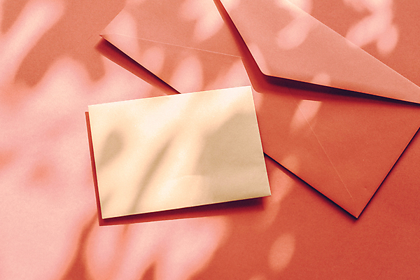 포토 JPG 해외이미지 종이 편지봉투 그림자 사람없음 햇빛 주황색 그늘 감성 카피스페이스 해외202309 해외포토 컬러 컨셉 봉투 태양 공백 편지 파일형식