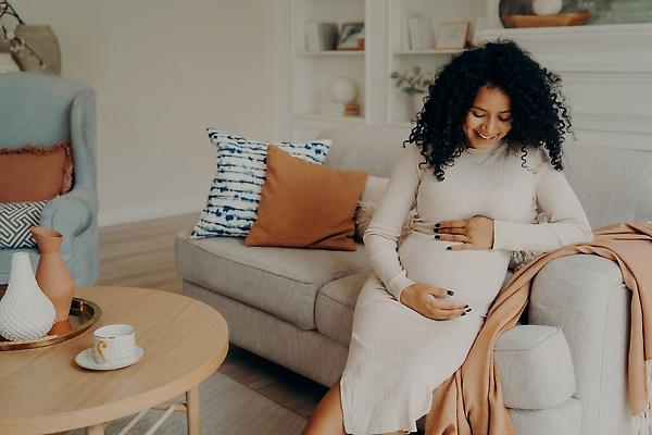 포토 JPG 해외이미지 드레스 여자 행복 어린이 신체 엄마 미래 주택 사랑 한명 앉기 부모 소파 뷰티 검은색 희망 침묵 임산부 임신 방 터치 아기 신생아 기다림 예측 태교 보여주기 혼혈 해외202309 해외포토 1 옷 감정 컬러 컨셉 의자 가족 모션 사람 건물 소리 다문화 파일형식