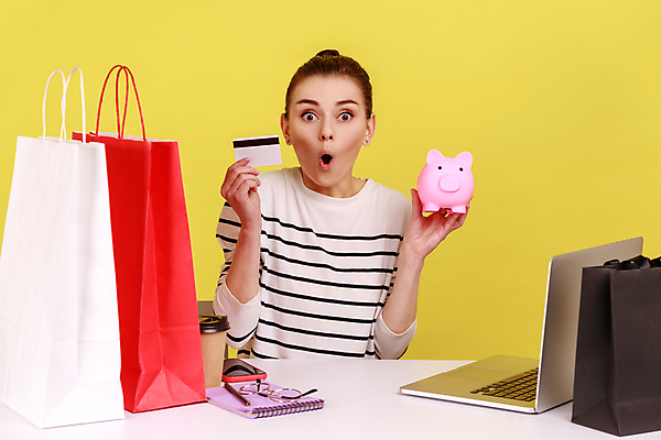 포토 JPG 해외이미지 여자 안경 모션 한명 들기 상반신 성인 앞모습 스마트폰 쇼핑백 놀람 돼지저금통 신용카드 책상 스프링노트 테이크아웃컵 성인여자한명만 해외202309 해외포토 1 잡화 감정 뷰포인트 가구 가방 표정 사람 컵 금융 핸드폰 스마트기기 공책 저금통 여자한명만 성인여자만 파일형식