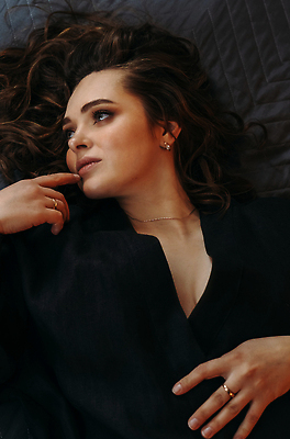 포토 JPG 해외이미지 여자 얼굴 베개 침구 휴식 주택 건강 한명 사람 눕기 평화 기쁨 침실 꿈 흰색 침대 잠 최고 OK 담요 만족 낮잠 부드러움 취침시간 안락 해외202309 해외포토 1 감정 컬러 가구 컨셉 모션 손짓 건물 신체부위 감각 파일형식