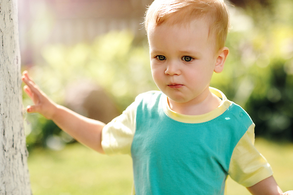 포토 JPG 해외이미지 주간 백인 라이프스타일 응시 남자 얼굴 어린이 포즈 티셔츠 생각 한명 사람 소년 초록색 금발 햇빛 정원 아기 작음 해외202309 해외포토 자연요소 서양인 1 헤어스타일 시선 컬러 셔츠 생활 신체부위 태양 크기 파일형식