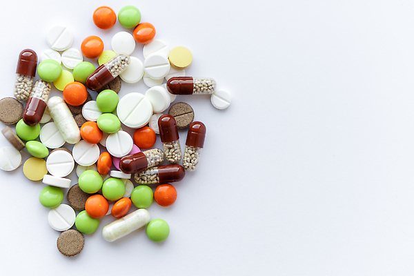 포토 JPG 해외이미지 컬러 과학 백그라운드 컨셉 건강 병원 사람없음 치료 빨간색 파란색 알약 약 고통 흰색 그룹 약초 질병 약국 오브젝트 두통 처방 테라피 중독 흙더미 조제 돌봄 복용 진통제 치료제 헬프 화학물질 항생제 해외202309 해외포토 감정 의학 모션 뷰티 흙 도움 풀_식물 화학 만들기 파일형식 더미