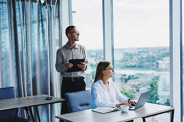포토 JPG 해외이미지 직업 라이프스타일 여자 행복 안경 인터넷 비즈니스 사업가 통신 탁자 성공 노동자 직장 실내 사람 앉기 정장 두명 노트북 컴퓨터 사무실 독서 뷰티 흰색 타이핑 업무 비즈니스우먼 자신감 작업실 우아함 연결 종업원 스마트 책상 경영자 비서 온라인 정중 프리랜서 해외202309 해외포토 잡화 옷 감정 컬러 가구 컨셉 회사 모션 내부 생활 전자제품 작업 직장인 리더 파일형식