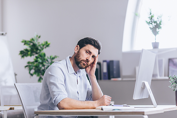 포토 JPG 해외이미지 직업 라이프스타일 남자 비즈니스 사업가 탁자 고글 스트레스 직장 실내 창조 한명 사람 노트북 컴퓨터 사무실 공책 고통 슬픔 흰색 업무 비즈니스맨 인도인 종업원 책상 직원 경영자 시력 업무과다 문제 멀리 마감 서쪽 프리랜서 카피스페이스 해외202309 해외포토 외국인 1 감정 컬러 가구 회사 문구용품 동양인 내부 생활 전자제품 공백 작업 직장인 방향 리더 파일형식