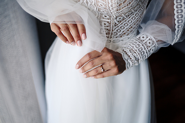 포토 JPG 해외이미지 손 여자 신부 웨딩드레스 결혼 결혼식 한명 상반신 성인 축하 반지 네일아트 준비 성인여자한명만 해외202309 해외포토 레이스천 1 드레스 컨셉 장신구 사람 이벤트 신체부위 뷰티 직물 여자한명만 성인여자만 파일형식