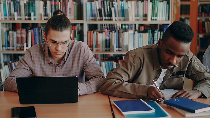 포토 JPG 해외이미지 백인 학생 응시 교육 남자 학교 탁자 수업 앉기 성인 두명 책 친구 노트북 학습 스터디 독서 운동 시험 기록 업무 작업 그룹 도서관 집중 책상 준비 대학교 다인종 조심 일반 다민족 주목 해외202309 해외포토 서양인 시선 가구 컨셉 관계 모션 건강 사람 인종 전자제품 파일형식