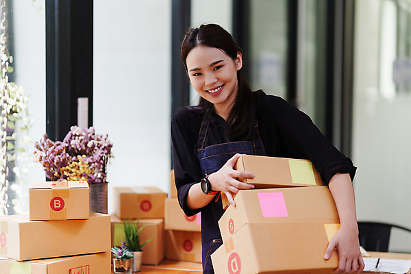 포토 JPG 해외이미지 여자 사업가 한명 웃음 들기 상반신 성인 앞모습 작업 비즈니스우먼 운반 사장 택배상자 성인여자한명만 해외202309 해외포토 직업 1 뷰포인트 비즈니스 모션 표정 사람 상자 직장인 택배 여자한명만 성인여자만 파일형식