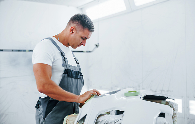 포토 JPG 해외이미지 남자 자동차 한명 상반신 성인 옆모습 작업 기술자 열정 정비공 도색 도색공 자동차정비 정비소 성인남자한명만 해외202309 해외포토 직업 1 감정 육상교통 뷰포인트 사람 수리 남자한명만 성인남자만 파일형식
