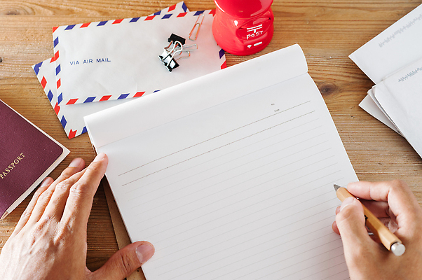 포토 JPG 해외이미지 종이 백그라운드 비즈니스 탁자 문구용품 사람없음 목재 사무실 펜 쪽지 공책 공백 기록 작업 발표 문서 비어있는 해외202309 해외포토 나무 가구 재료 필기구 오브젝트 파일형식