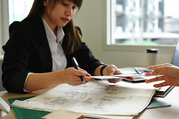 포토 JPG 해외이미지 손 여자 회의 한명 들기 상반신 성인 신체부위 펜 설계도 창가 성인여자한명만 인테리어디자이너 해외202309 해외포토 직업 1 비즈니스 창문 모션 건설업 사람 필기구 여자한명만 성인여자만 파일형식