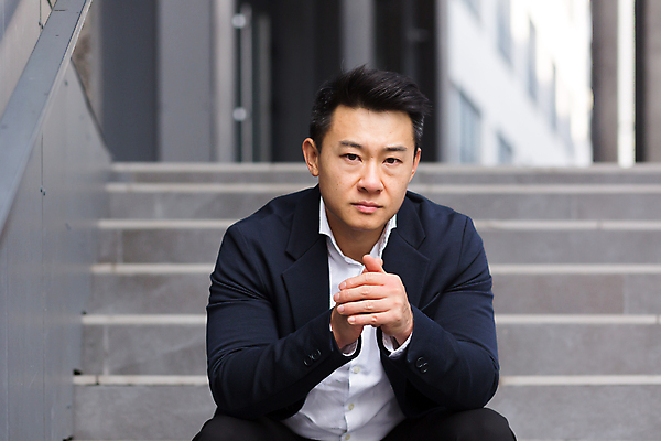 포토 JPG 해외이미지 응시 남자 무표정 한명 앉기 동양인 정장 상반신 성인 야외 앞모습 계단 비즈니스맨 출장 손모으기 성인남자한명만 해외202309 해외포토 1 시선 옷 감정 뷰포인트 비즈니스 모션 표정 사람 인종 손짓 직장인 남자한명만 성인남자만 파일형식