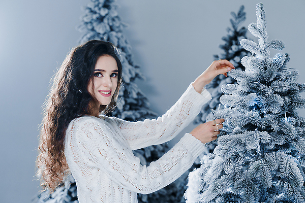 포토 JPG 해외이미지 나무 응시 여자 겨울 새해 한명 상반신 성인 옆모습 추위 눈 파마 우아함 니트 성인여자한명만 해외202309 해외포토 자연요소 식물 1 헤어스타일 시선 계절 뷰포인트 컨셉 상의 날씨 사람 여자한명만 성인여자만 파일형식