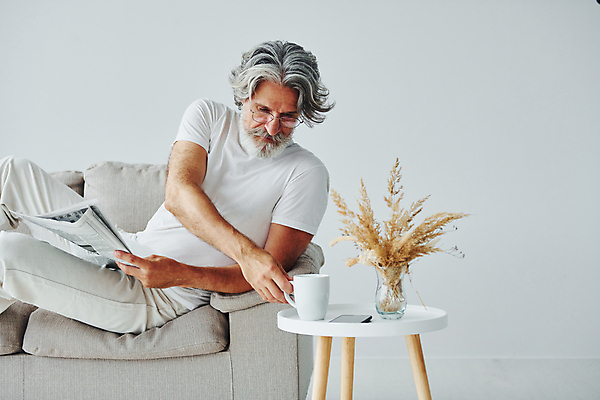 포토 JPG 해외이미지 백인 할아버지 노년 남자 여유 탁자 휴식 수염 실내 한명 들기 상반신 앞모습 실버라이프 소파 눕기 독서 꽃병 머그컵 잡기 신문 노인남자한명만 안경낌 해외202309 해외포토 서양인 1 라이프스타일 꽃 감정 안경 뷰포인트 가구 컨셉 의자 모션 사람 성인 내부 간행물 컵 뉴스 남자한명만 노인남자만 파일형식