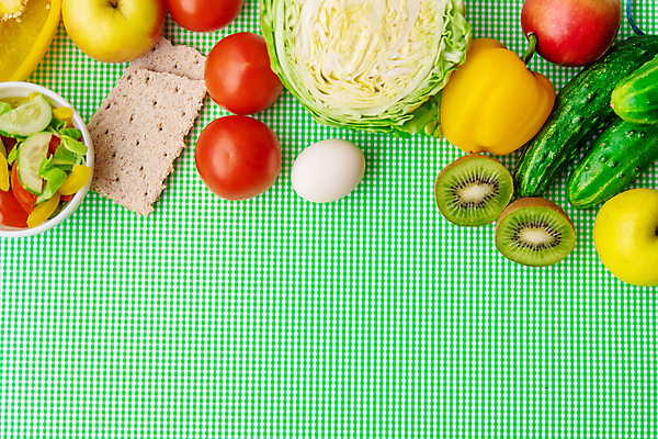 포토 JPG 해외이미지 그릇 다이어트 토마토 오이 파프리카 키위 사람없음 건강관리 계란 공백 샐러드 양상추 계획 체크무늬 초록배경 호밀크래커 해외202309 해외포토 식기 음식 백그라운드 컨셉 무늬 채소 과일 건강 관리 초록색 크래커 알 파일형식