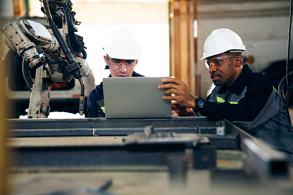 포토 JPG 해외이미지 남자 산업 공장 회의 노동자 작업복 상반신 성인 두명 노트북 기계 과학기술 잡기 작업 엔지니어 안전모 성인남자만 해외202309 해외포토 직업 옷 비즈니스 공업 모션 기술 사람 전자제품 기술자 헬멧 안전장비 남자만 성인만 파일형식