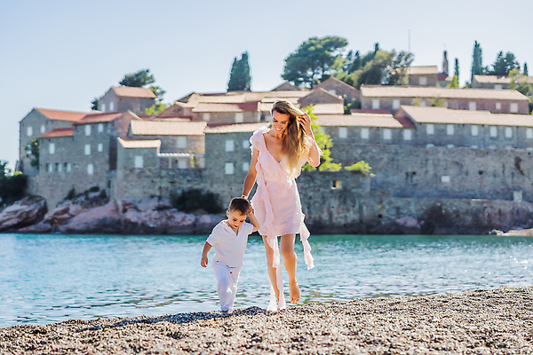 포토 JPG 해외이미지 전신 여자 남자 행복 어린이 여행 소년 성인 해변 야외 두명 건물 걷기 손잡기 산책 몬테네그로 스베티스테판 해외202309 해외포토 건축물 감정 바다 모션 휴식 사람 파일형식