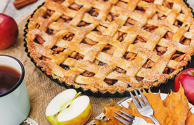 포토 JPG 해외이미지 손 백그라운드 낙엽 사람없음 달콤 사과 시나몬 애플파이 카피스페이스 해외202309 해외포토 잎 과일 신체부위 공백 맛 파이_빵 파일형식