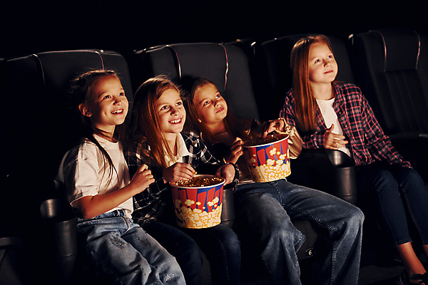 포토 JPG 해외이미지 여자 어린이 의자 들기 앉기 여러명 상반신 앞모습 옆모습 영화관 영화 팝콘 문화생활 영화감상 소녀만 해외202309 해외포토 라이프스타일 뷰포인트 가구 다수 모션 문화예술 사람 감상 극장 여자만 어린이만 파일형식