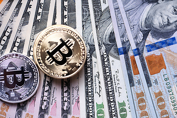 포토 JPG 해외이미지 종이 백그라운드 컨셉 지폐 돈 인터넷 비즈니스 사람없음 금융 경제 달러 디지털 동전 쪽지 웹 블록 시장 재산 황금 암호 구매 발굴 심볼 사인 무역 투자 상업 전자 계산서 세금 가상 해외202309 해외포토 산업 쇼핑 파일형식