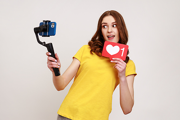 포토 JPG 해외이미지 여자 말풍선 한명 들기 상반신 성인 앞모습 스마트폰 놀람 회색 하트 셀프카메라 셀카봉 성인여자한명만 해외202309 해외포토 모양 1 감정 뷰포인트 컬러 모션 표정 사람 핸드폰 스마트기기 사진촬영 여자한명만 성인여자만 파일형식