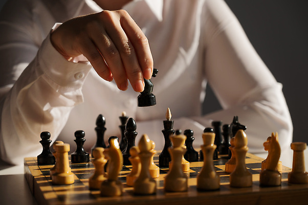 포토 JPG 해외이미지 여자 한명 들기 상반신 성인 앞모습 경쟁 게임 체스말 체스 집중 체스판 성인여자한명만 해외포토 1 뷰포인트 컨셉 모션 놀이 사람 말_게임 여자한명만 성인여자만 파일형식