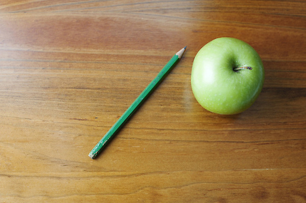 포토 JPG 해외이미지 교육 백그라운드 컨셉 과일 학교 사람없음 초록색 학습 연필 카피스페이스 해외202309 해외포토 컬러 학용품 필기구 공백 파일형식