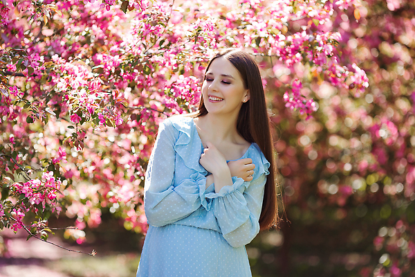 포토 JPG 해외이미지 나무 여자 꽃 자연 한명 상반신 성인 앞모습 눈감음 화려 성인여자한명만 해외202309 해외포토 식물 1 뷰포인트 컨셉 모션 사람 생태계 여자한명만 성인여자만 파일형식