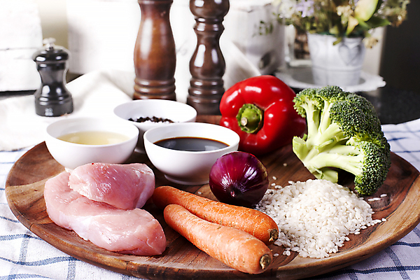 포토 JPG 해외이미지 그릇 접시 음식 채소 밥 양파 실내 건강 육류 요리 동양인 사람없음 목재 가로 일본 식사 저녁식사 치킨 중국 당근 고명 사발 그릴 인스턴트 브로콜리 찌개 먹기 향신료 준비 날것 후추 성분 대두 전경 해외202309 해외포토 나무 식기 아시아 식재료 재료 모션 주방용품 뿌리채소 인종 풍경 내부 사기그릇 닭고기요리 향미료 파일형식 탑뷰