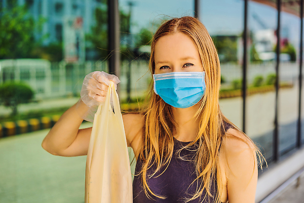 포토 JPG 해외이미지 직업 손 잡화 음식 장갑 노동자 관리 한명 안전 쇼핑 상자 상점 표현 호흡기관 바이러스 배달원 보호 종업원 서비스 속도 주기 예방 공포 감염 패키지 짐차 고무 온라인 적재 판지 라텍스 위기 전염병 코로나바이러스 해외202309 해외포토 1 컨셉 모션 자동차 사람 신체부위 장기_의학 질병 파일형식