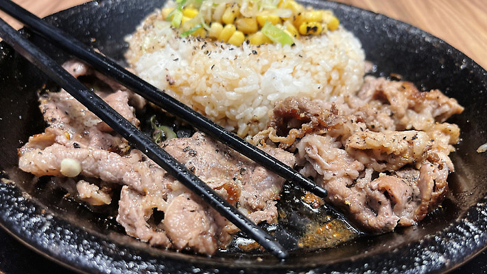 포토 JPG 해외이미지 전통 접시 아시아 음식 젓가락 고추 밥 한국 육류 돼지고기 스테이크 요리 사람없음 식당 일본 식사 저녁식사 튀김 그릴 바비큐 매움 슬라이스 깨 점심식사 고립 스타일 맛있는 해외202309 해외포토 식기 나라 채소 식재료 주방용품 서양음식 수저 상점 조미료 맛 파일형식