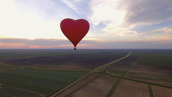 포토 JPG 해외이미지 구름 여행 교통시설 하늘 안테나 사람없음 야외 파란색 컬러풀 바구니 뜨거움 항공 비행선 풍선 해외202309 해외포토 자연요소 컬러 교통 통신 시설 파일형식