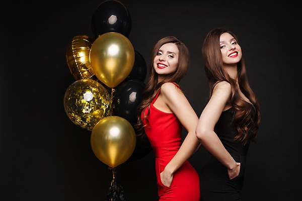 포토 JPG 해외이미지 모델 라이프스타일 응시 여자 행복 감정 포즈 백그라운드 2 모션 휴가 새해 실내 선물 미소 웃음 두명 장식 가로 빨간색 반짝임 뷰티 파티 검은색 꿈 축하 생일 화려 우아함 야간 입술 자매 디스코 공상 풍선 고립 스타일 해외202309 해외포토 자연요소 시선 기념일 음악 컬러 컨셉 가족 표정 사람 이벤트 내부 생활 신체부위 춤 파일형식