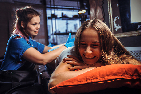 포토 JPG 해외이미지 라이프스타일 잉크 미술 두명 뷰티 약 업무 그늘 시원함 캐비닛 문신 고객 묘사 윤곽 팔 주인 위생관리 진짜 해외202309 해외포토 의학 문화예술 관리 사람 생활 신체부위 작업 사물함 파일형식