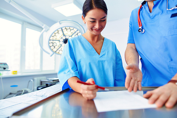 포토 JPG 해외이미지 직업 학생 유니폼 건강 병원 가면 한명 사람 내부 치료 약 방 고통 장비 환자 간호사 의사 코트 흰색 기구 램프 긴급 업무 도움 그룹 수술 질병 극장 외과 돌봄 살균 해외202309 해외포토 1 옷 감정 컬러 컨셉 의학 모션 조명 외투 의료진 작업 파일형식