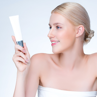 포토 JPG 해외이미지 응시 여자 한명 미소 들기 상반신 성인 옆모습 뷰티 수분크림 튜브용기 성인여자한명만 해외202309 해외포토 1 시선 뷰포인트 모션 표정 사람 화장품 용기_그릇 여자한명만 성인여자만 파일형식