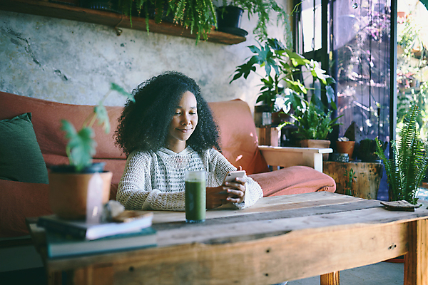 포토 JPG 해외이미지 라이프스타일 긴머리 웰빙 여자 인터넷 다이어트 텍스트 통신 아침 모바일 실내 건강 한명 인종 성인 일상 물 스마트폰 핸드폰 학습 인테리어 활발 마시기 신선 메시지 연결 전화기 미녀 건강식 남아프리카 스무디 여자한명만 디톡스 해외202309 해외포토 주간 자연요소 1 헤어스타일 디자인 교육 음료 음식 컨셉 모션 아프리카 사람 내부 라이프 생활 전자제품 스마트기기 미인 여자만 파일형식