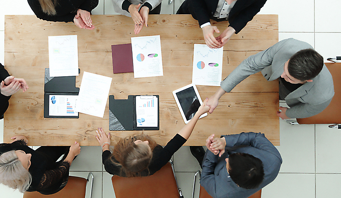 포토 JPG 해외이미지 직업 남자 행복 회사 비즈니스 통신 관계 성공 협력 노동자 악수 함께함 협상 사람 앉기 여러명 금융 거래 축하 인사 업무 작업 비즈니스우먼 그룹 책상 계약 문서 떨림 경영 동의 지원 해외202309 해외포토 여자 감정 가구 다수 컨셉 모션 손짓 경제 예절 직장인 파일형식