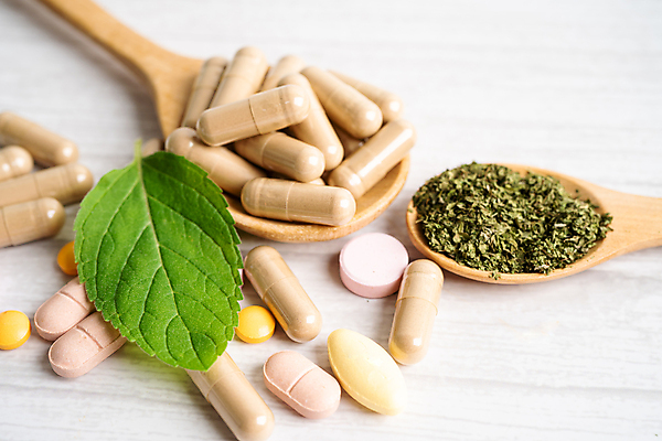 포토 JPG 해외이미지 건강 사람없음 알약 약 숟가락 약재 가루 허브 유기농 해외202309 해외포토 식물 웰빙 의학 수저 파일형식