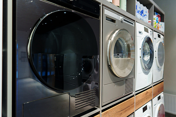 포토 JPG 해외이미지 가사 실내 근접촬영 사람없음 빨래 드럼세탁기 빨래방 해외202309 해외포토 뷰포인트 내부 세탁기 파일형식