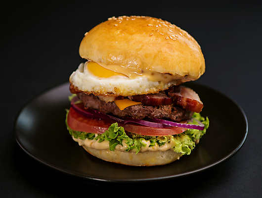 포토 JPG 해외이미지 접시 사람없음 한개 계란프라이 소고기버거 수제햄버거 해외202309 해외포토 1 식기 햄버거 계란요리 파일형식