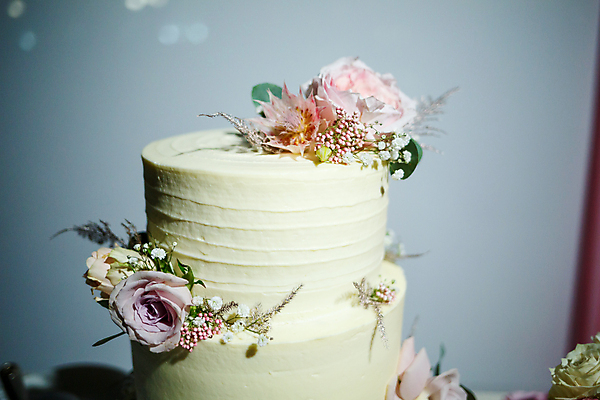 포토 JPG 해외이미지 꽃 결혼식 사람없음 장식 축하 웨딩케이크 흰배경 케이크스탠드 해외202309 해외포토 식물 결혼 백그라운드 컨셉 케이크 흰색 받침대 파일형식