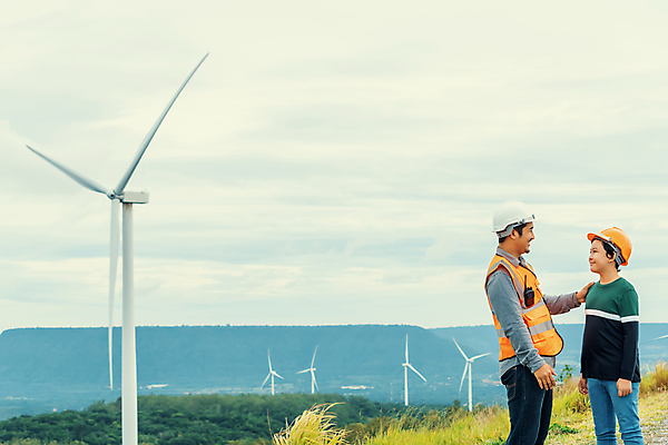 포토 JPG 해외이미지 남자 어린이 소년 상반신 성인 야외 두명 옆모습 마주보기 엔지니어 숲 안전모 풍력발전소 무전기 안전조끼 남자만 해외202309 해외포토 뷰포인트 모션 무선통신 사람 발전소 기술자 풍력에너지 헬멧 안전장비 파일형식
