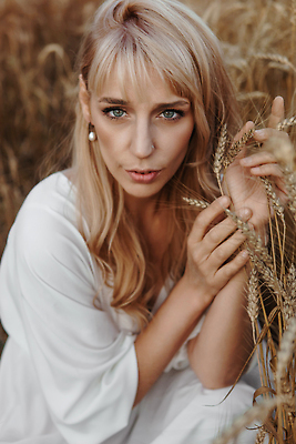 포토 JPG 해외이미지 백인 모델 웰빙 드레스 여자 행복 밭 농업 자연 휴식 한명 성인 빛 금발 햇빛 노란색 일출 산책 낭만 자유 수확 흰색 황금 우아함 고독 밀 교외 성인여자만 해외202309 해외포토 서양인 1 헤어스타일 옷 감정 산업 컬러 컨셉 곡류 사람 태양 노을 생태계 여자만 성인만 파일형식