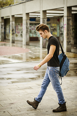 포토 JPG 해외이미지 나무 백인 모델 라이프스타일 손 응시 남자 얼굴 백그라운드 티셔츠 가방 자연 한명 서기 사람 성인 야외 금발 뷰티 유행 검은색 흰색 청바지 자신감 우아함 시원함 싱글 심각 스타일 해외202309 해외포토 서양인 식물 1 헤어스타일 시선 잡화 감정 컬러 컨셉 셔츠 바지 모션 생활 신체부위 생태계 파일형식