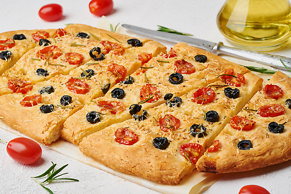 포토 JPG 해외이미지 전통 조각 토마토 피자 사람없음 나이프 이탈리아음식 올리브오일 올리브 로즈메리 포카치아 종이호일 해외202309 해외포토 식기 열매 빵 채소 패스트푸드 서양음식 칼 기름_음식 허브 파일형식