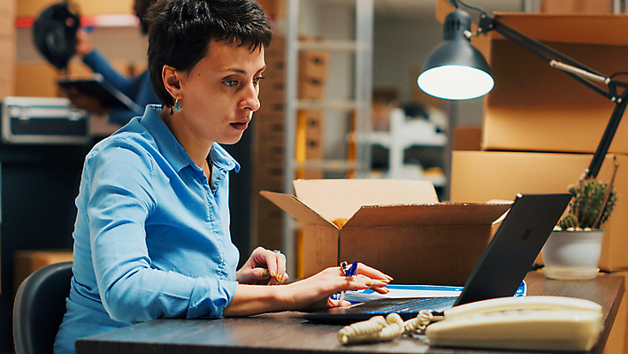 포토 JPG 해외이미지 서양인 여자 의자 노동자 실내 한명 앉기 상반신 성인 옆모습 노트북 상자 스탠드 작업 물류창고 성인여자한명만 해외202309 해외포토 외국인 직업 1 뷰포인트 가구 모션 조명 사람 내부 전자제품 창고 여자한명만 성인여자만 파일형식