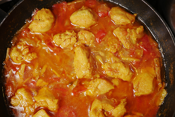 포토 JPG 해외이미지 고추 건강 요리 사람없음 초록색 식사 치킨 뜨거움 사발 향신료 매움 카레 마살라 해외202309 해외포토 음식 컬러 채소 사기그릇 맛 닭고기요리 향미료 파일형식