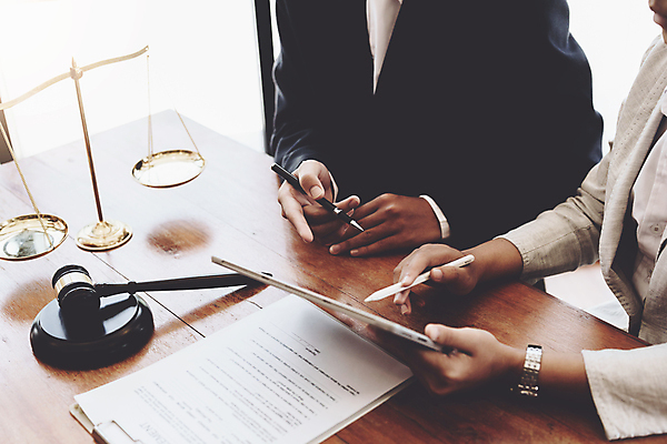 포토 JPG 해외이미지 여자 비즈니스 저울 앉기 상반신 성인 두명 태블릿 사무실 펜 법률가 책상 상담 문서 법 의사봉 변호사 성인여자만 해외202309 해외포토 직업 가구 모션 사람 전자제품 스마트기기 필기구 여자만 성인만 파일형식