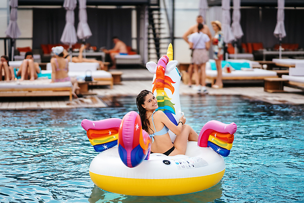 포토 JPG 해외이미지 라이프스타일 여자 수영복 분홍색 여행 백그라운드 휴가 휴식 한명 사람 물 비키니 장난감 유행 수영 고급 플라밍고 휴양지 매트리스 파라다이스 해외202309 해외포토 자연요소 1 옷 컬러 컨셉 조류 생활 장소 수상스포츠 파일형식